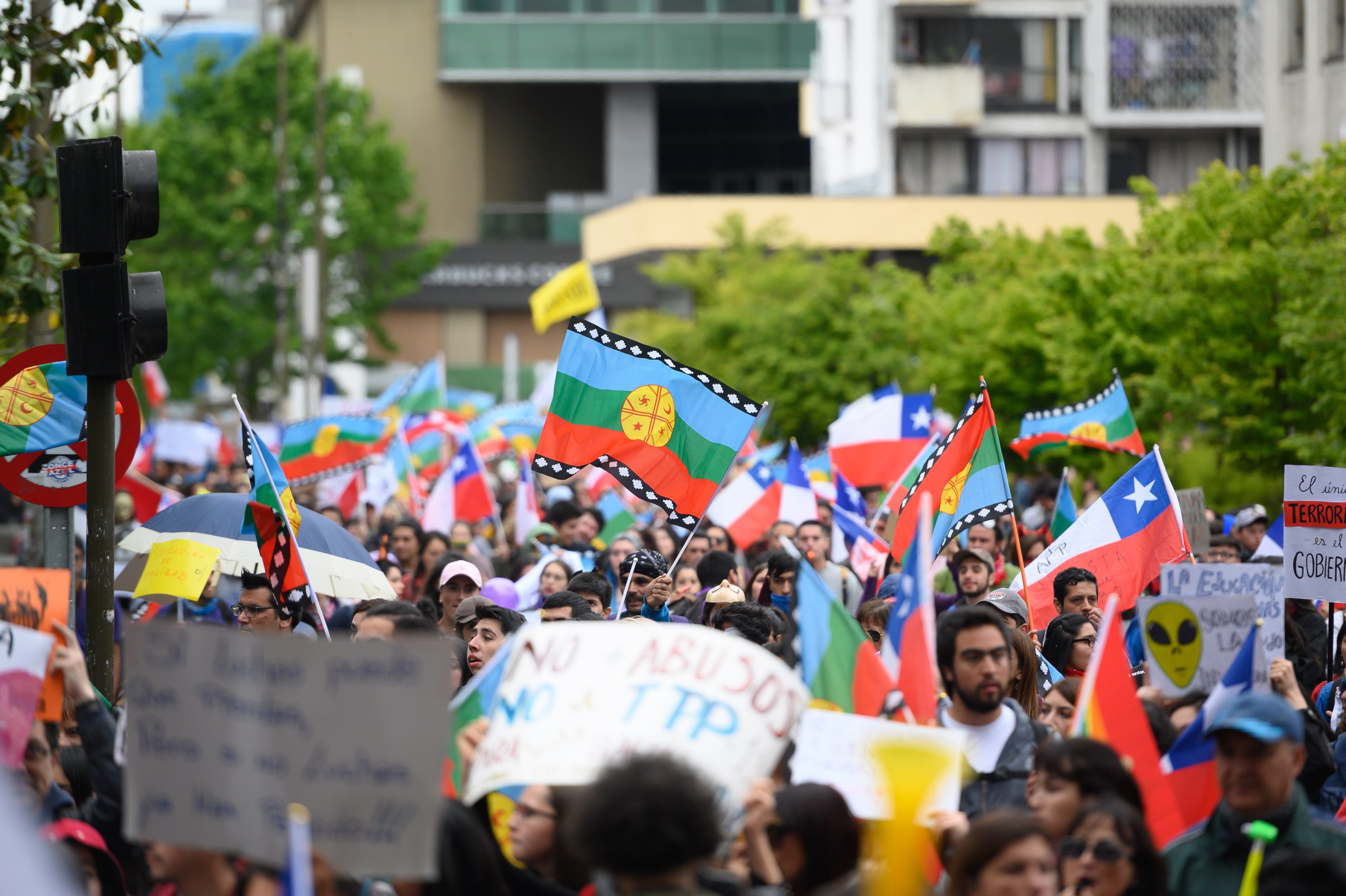 Manifestantes protestan en Concepción en la jornada 13 desde el estallido social en Chile.Foto 2: Jaime Qiuntana