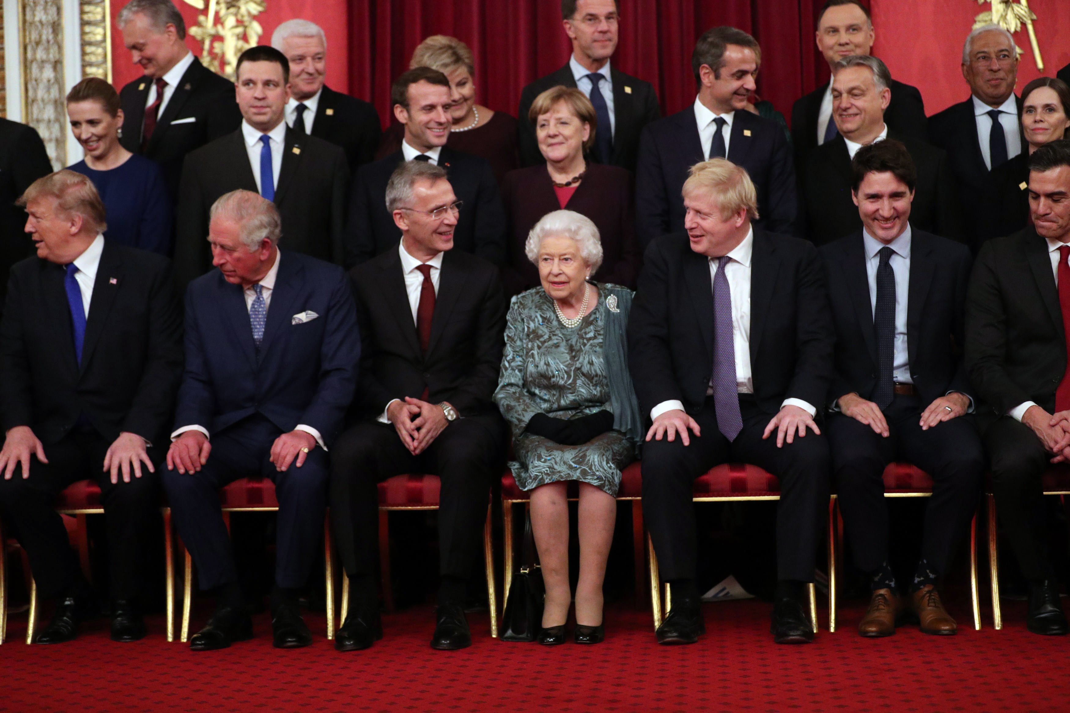 La reina de Inglaterra, en el cfentro de la foto de jefes de Estado de la OTAN.