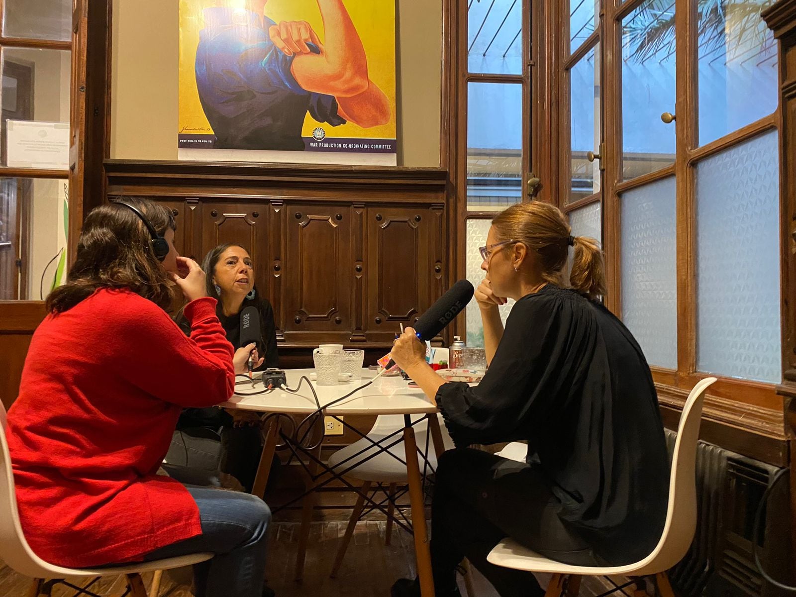 Natalia Arenas, entrevistando a Soledad Deza, en la sede de la Fundación MxM en San Miguel de Tucumán.