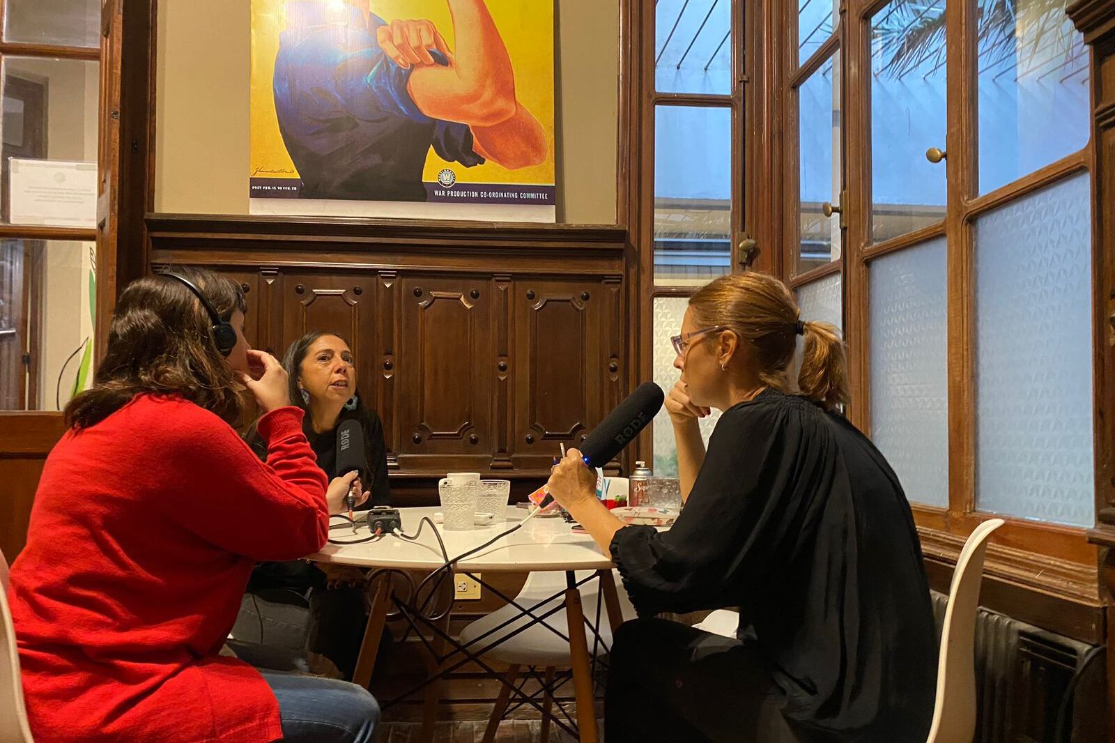 Natalia Arenas, entrevistando a Soledad Deza, en la sede de la Fundación MxM en San Miguel de Tucumán.