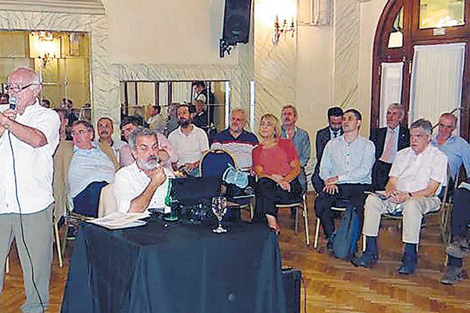 Dirigentes pymes le apuntaron a la Unión Industrial Argentina, complaciente con el Gobierno.