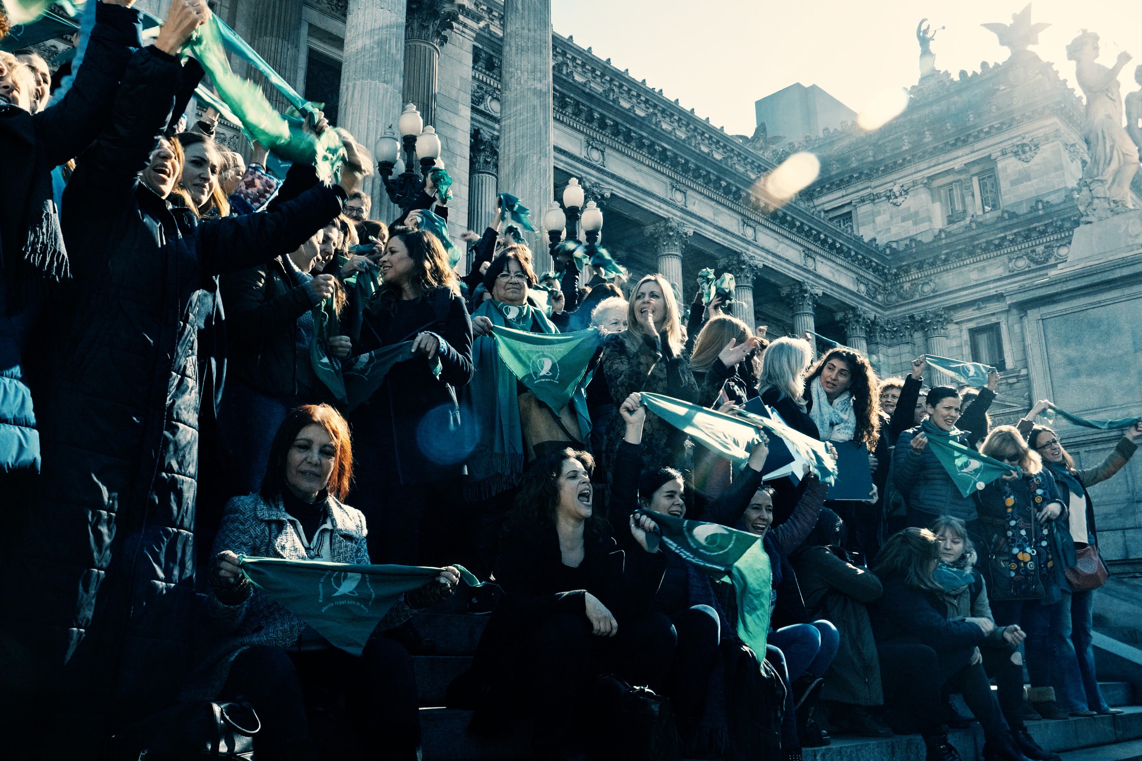 Se trata de un documental de estructura clásica, que recoge testimonios y presenta información de manera directa.