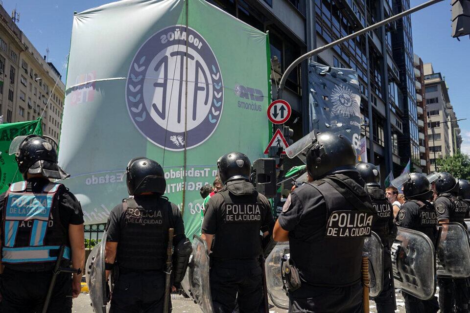 El martes de la semana pasada, el Gobierno publicó un decreto que confirma el despido de unos 7.000 empleados públicos.