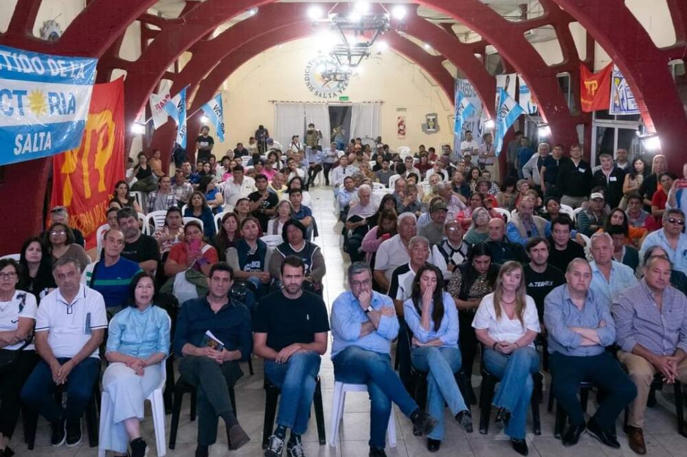 Diputados y legisladores, en primera fila escuchando las conclusiones del plenario.