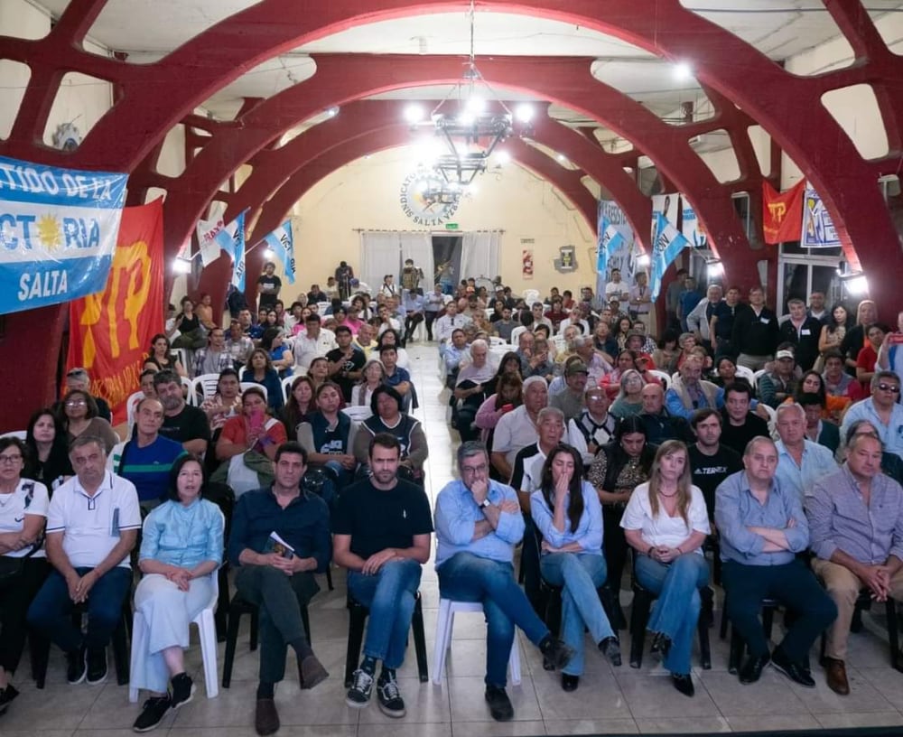 Diputados y legisladores, en primera fila escuchando las conclusiones del plenario.