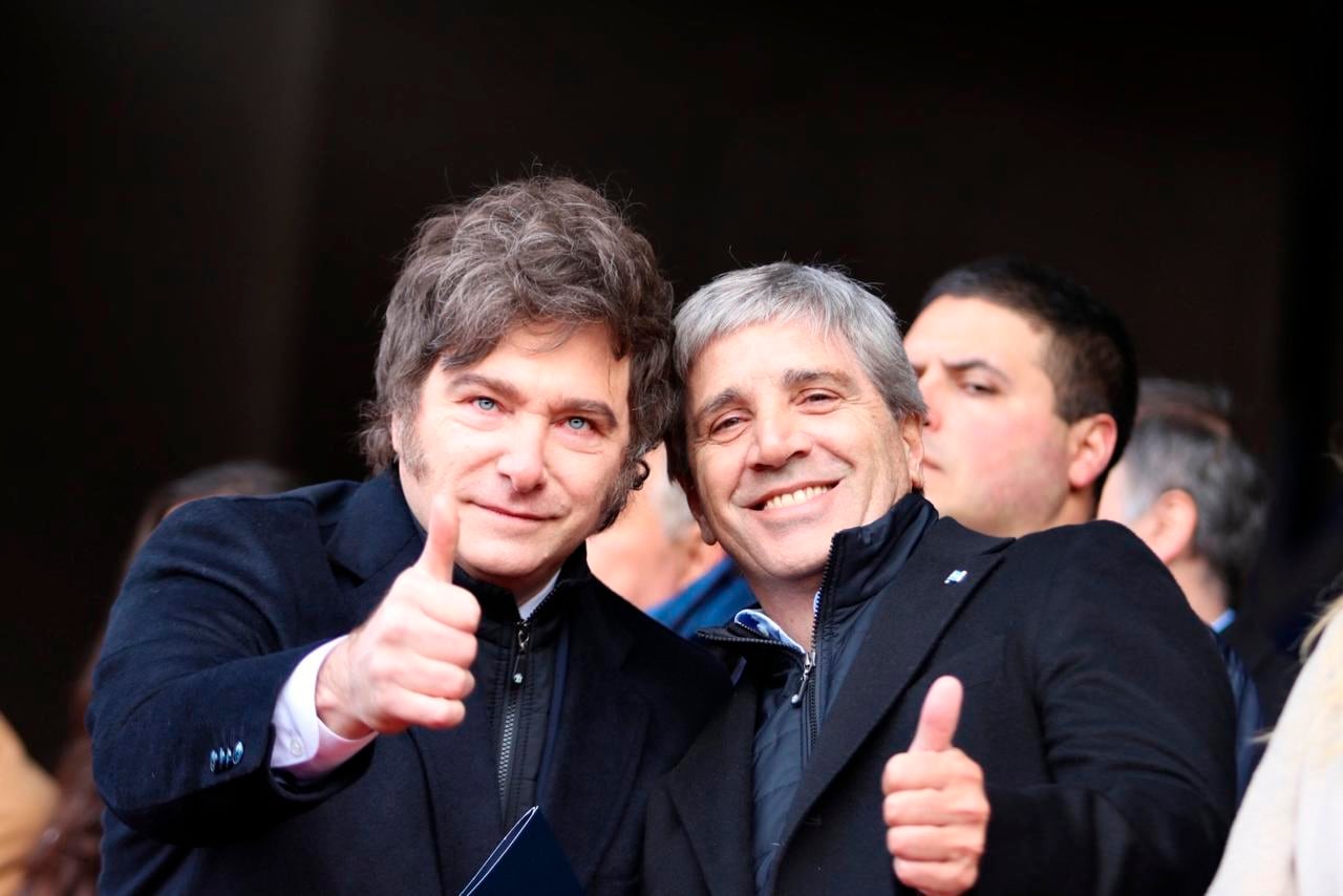 Milei y Caputo celebran y ratifican un plan de estabilización que, en los hechos, está quebrando la economía