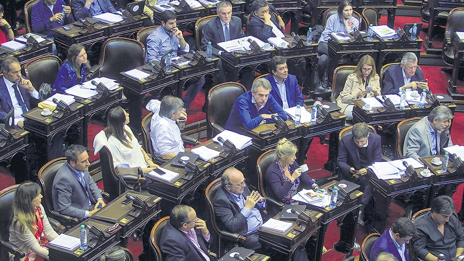 Sectores de la oposición en Diputados cuestionaron el DNU del oficialismo.