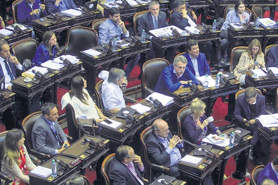 Sectores de la oposición en Diputados cuestionaron el DNU del oficialismo.