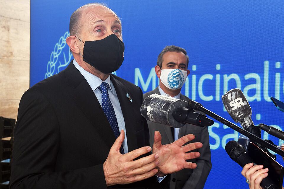 Gobernador e intendente explicaron ayer las nuevas disposiciones por la pandemia.
