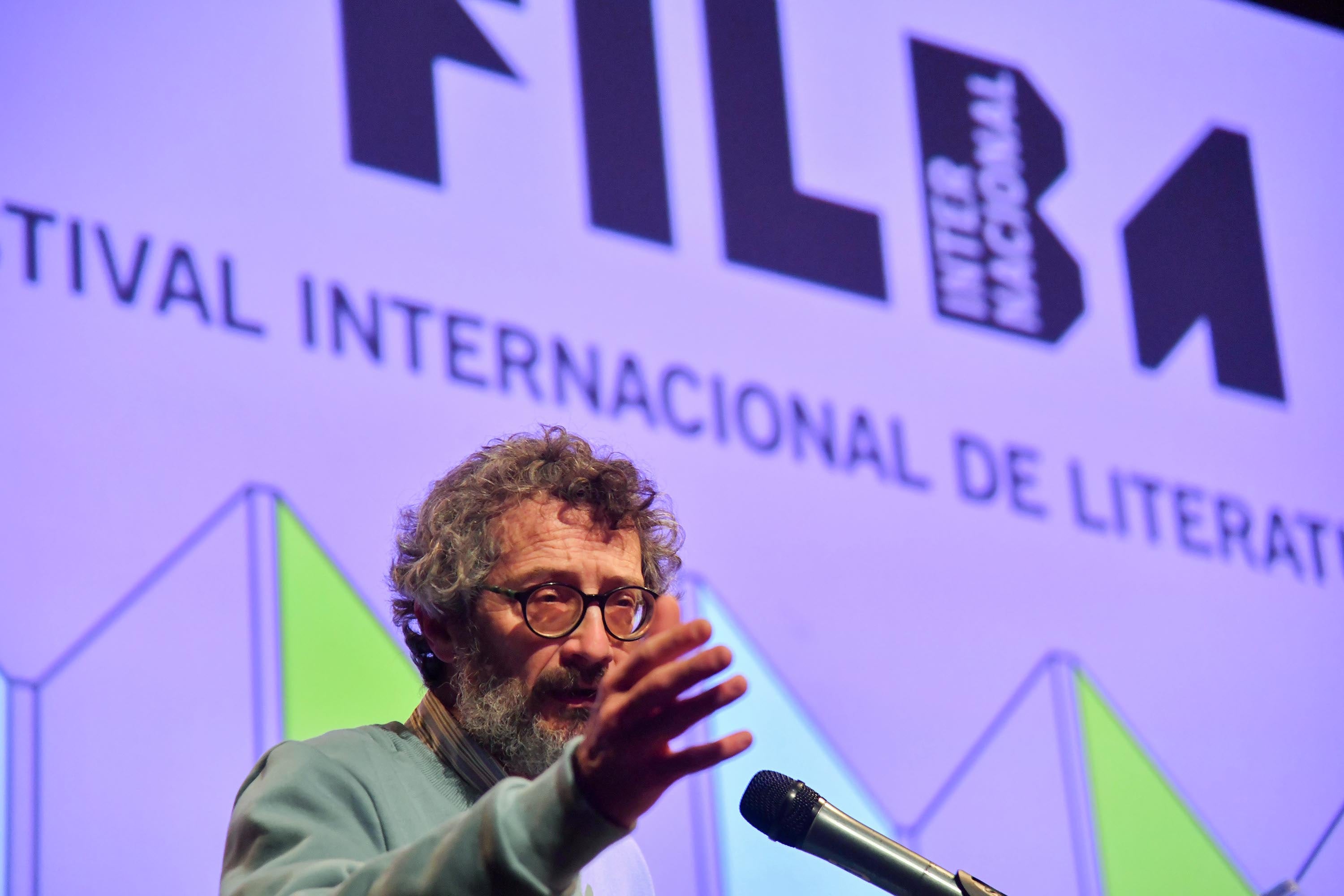 “El lenguaje se ha desfondado, vaciado de contenido y convertido en un arma de guerra"