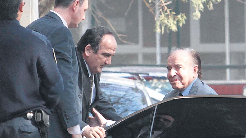 El ex presidente Carlos Menem, de 86 años, tiene mandato como senador hasta diciembre.