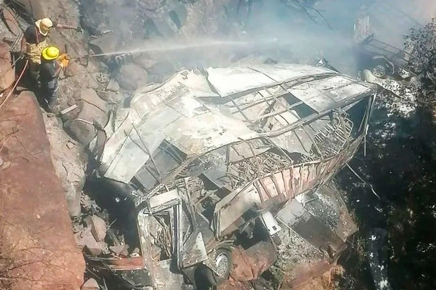 Tras caer en el barranco, el colectivo se incendió y provocó la muerte de casi todos los pasajeros.