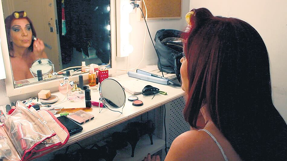 Casi todo el film transcurre en el interior del teatro Regina.