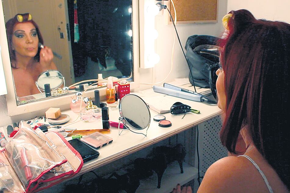 Casi todo el film transcurre en el interior del teatro Regina.