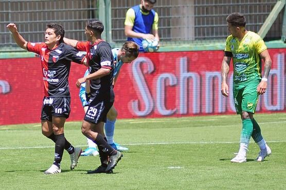 El Pulga Rodríguez festeja el 2-0 a poco de ingresar.