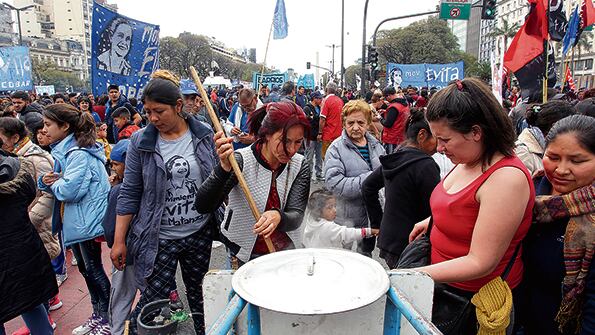 Las organizaciones realizaron mil ollas populares en el país.