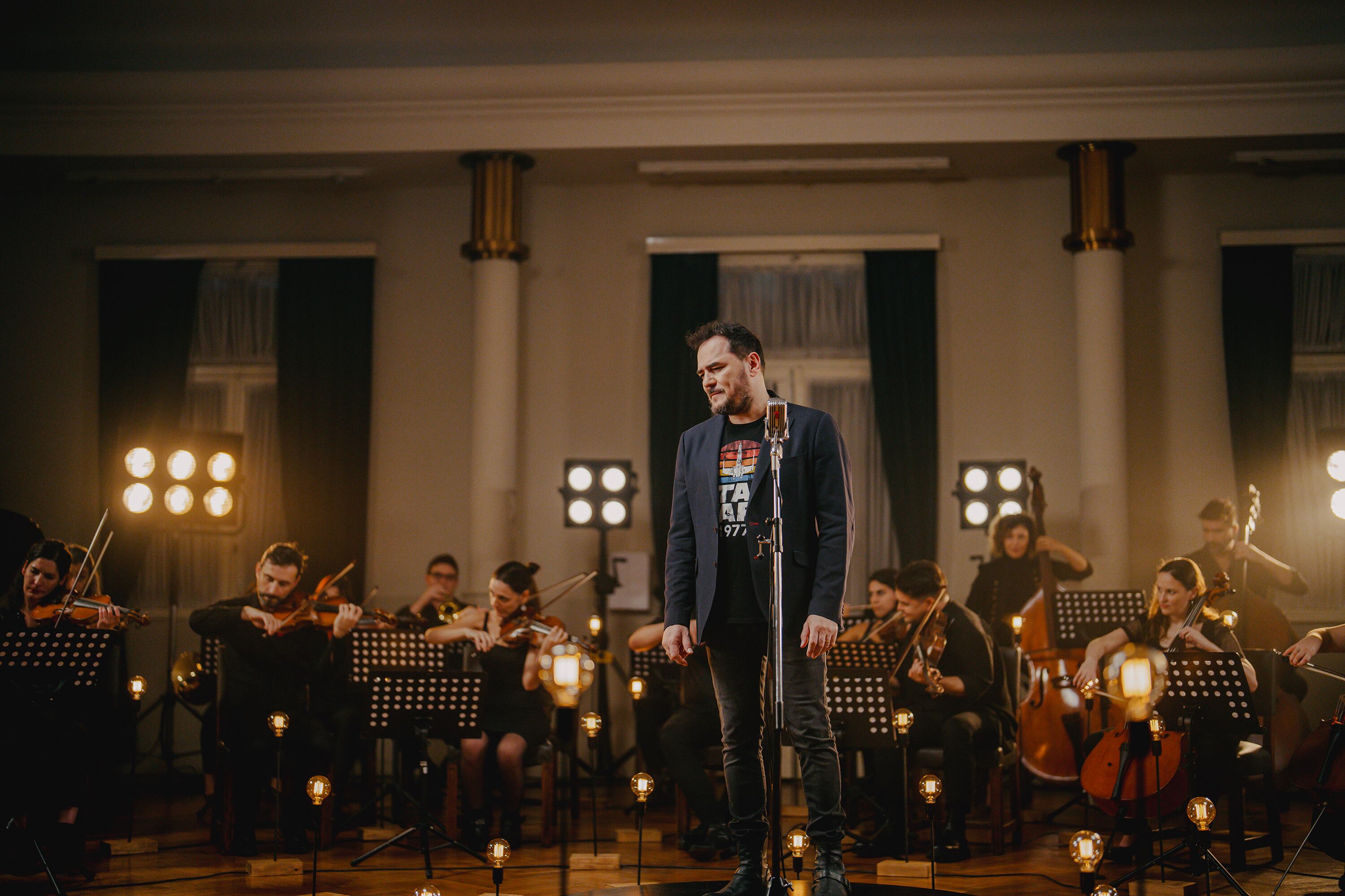"En estos tiempos tan convulsos, quien no se pronuncia lo está haciendo", plantea Serrano.
