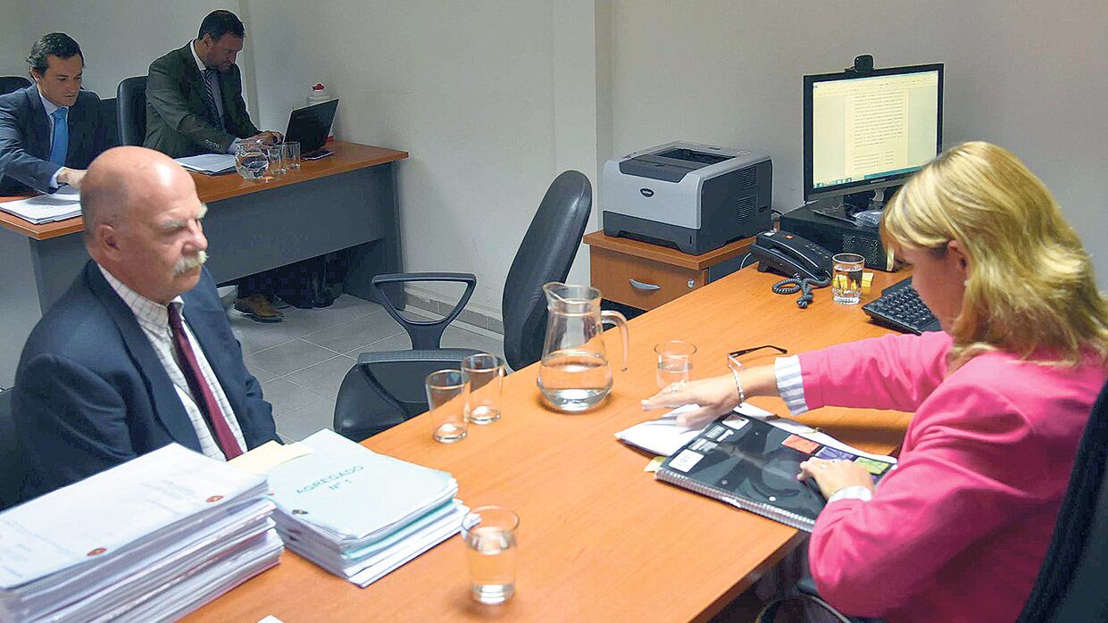 El auditor naval Guillermo Lezana, autor del informe que advertía sobre el San Juan, declarando ante la Justicia.