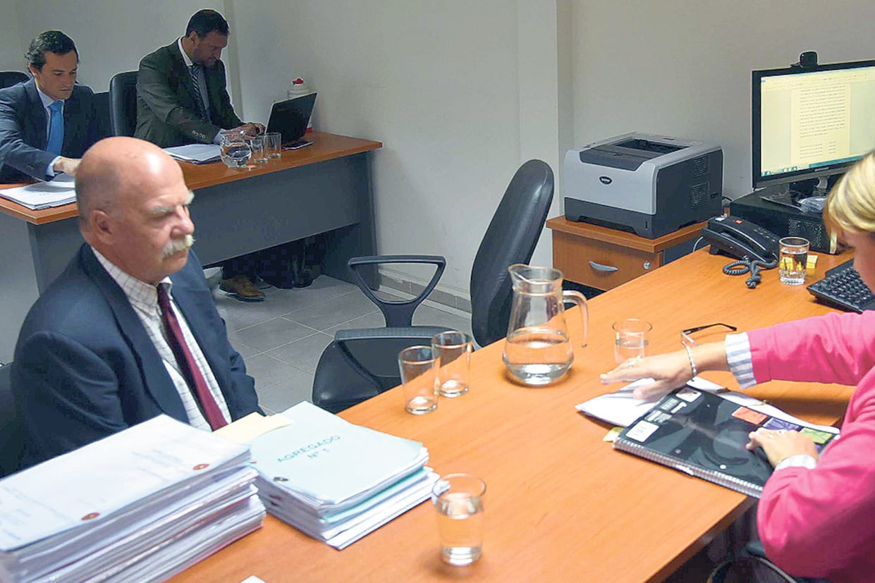 El auditor naval Guillermo Lezana, autor del informe que advertía sobre el San Juan, declarando ante la Justicia.