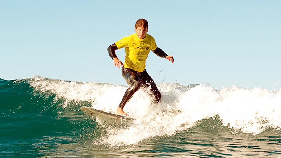 Pablo Martínez, de 28 años, surfeando las olas de su ciudad: Mar del Plata.
