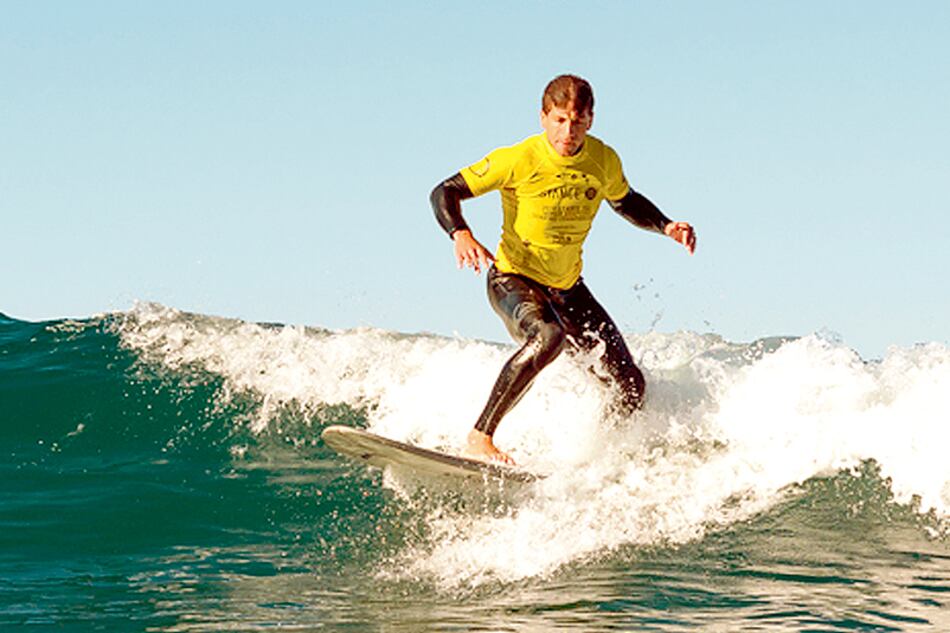 Pablo Martínez, de 28 años, surfeando las olas de su ciudad: Mar del Plata.