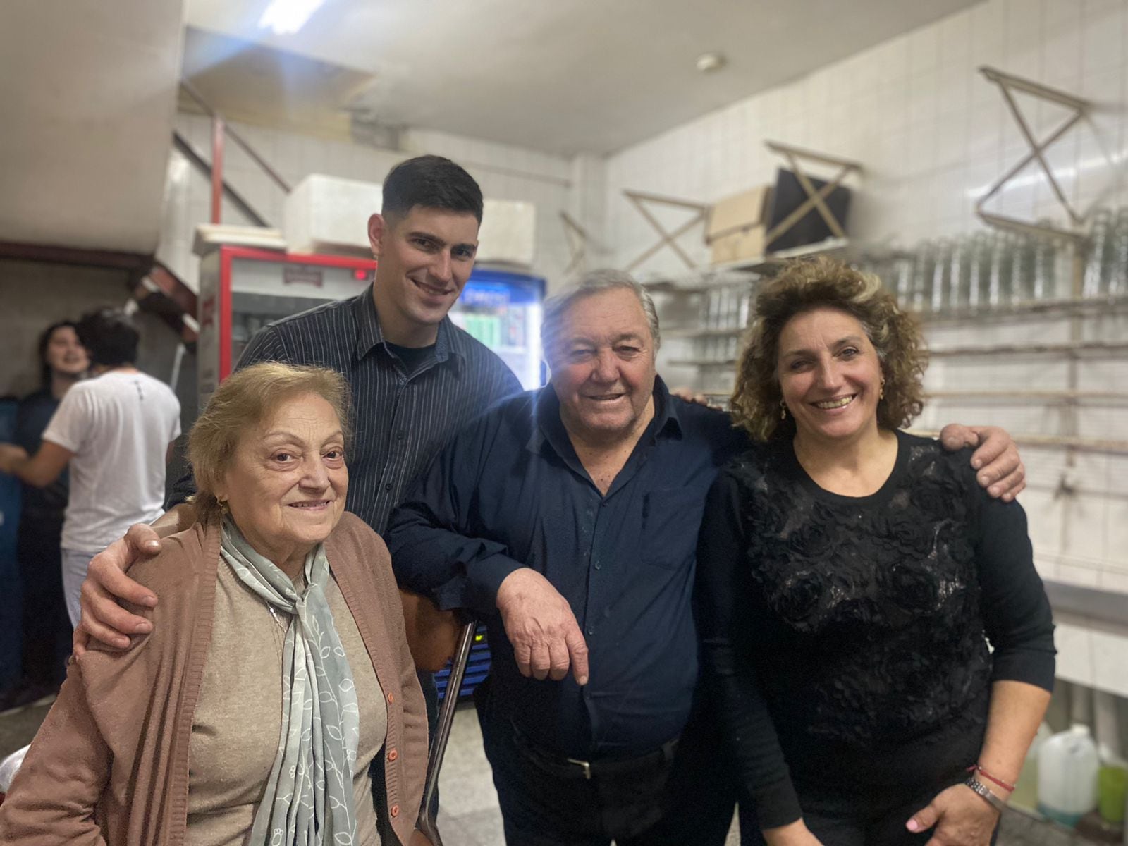 Un negocio familiar: Raúl junto a su esposa, una de sus hijas, y su nieto.