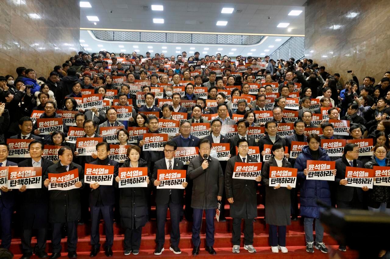 Políticos de la oposición con carteles a favor del impeachment.