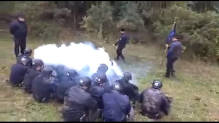El momento en que le tiran gas a los cadetes.