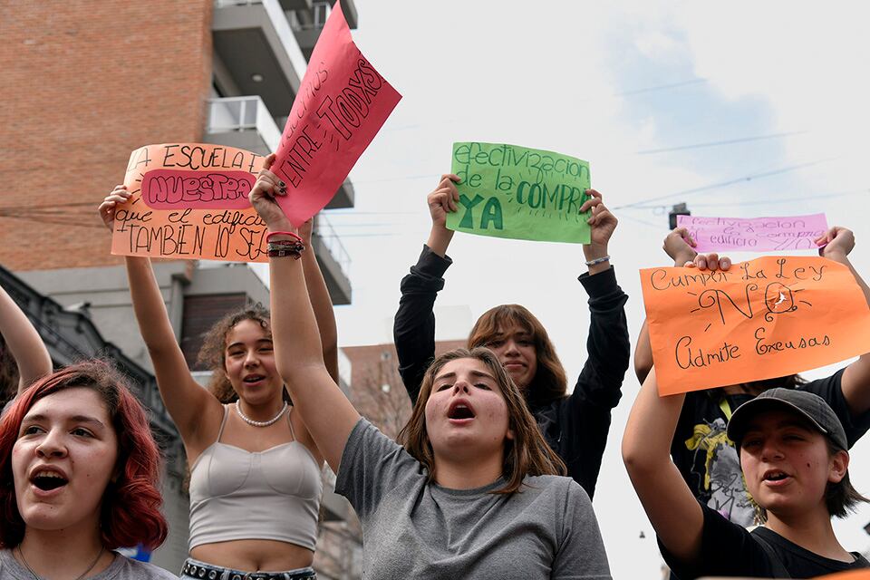 Alumnas durante la manifestación en Córdoba y Callao.