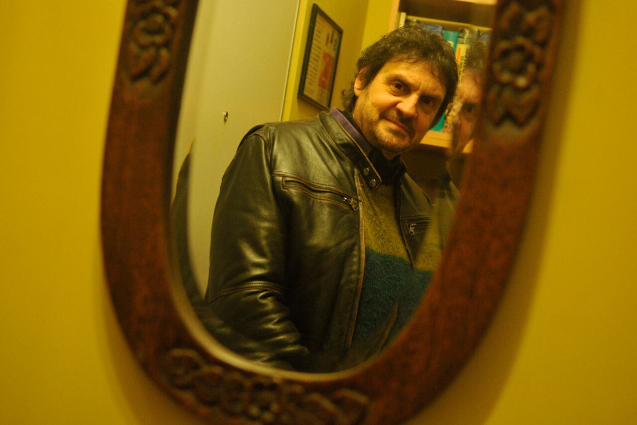 "Gardel estuvo siempre atento a la novedad, al último parlante, al último micrófono, a sonar mejor", dice Pigna.