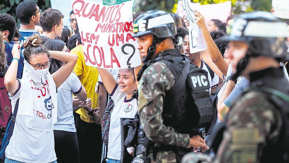 Cientos de estudiantes de escuelas federales y universidades de Río protestaron contra los recortes.