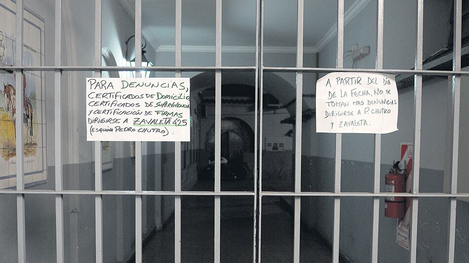 La ex comisaría 32, en la avenida Caseros 2724: cerrada y con avisos informales sobre el cambio.