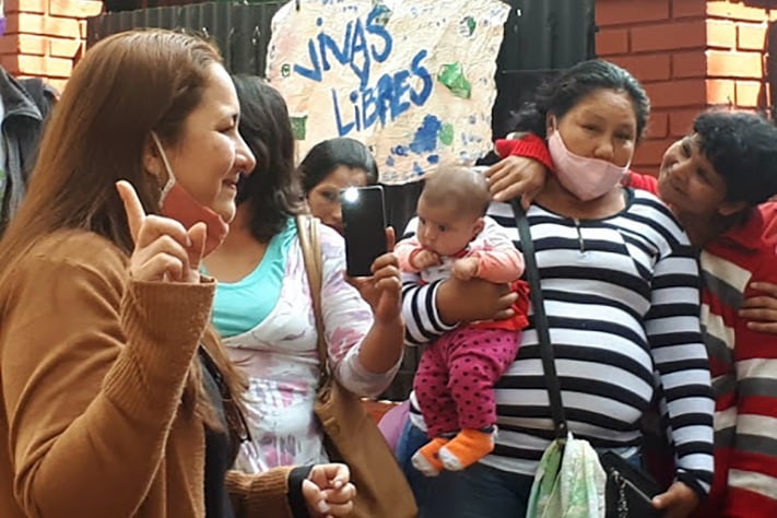 María Ovando recibe apoyo antes del fallo.