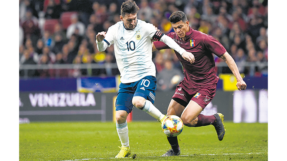 Messi maniobra ante un venezolano en el duelo amistoso. El capitán no logra brillar.
