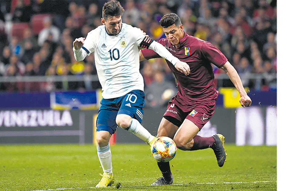 Messi maniobra ante un venezolano en el duelo amistoso. El capitán no logra brillar.