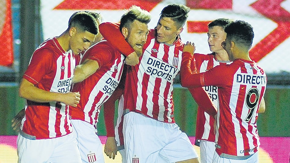 Tras anotar su gol, Schunke festeja con sus compañeros.