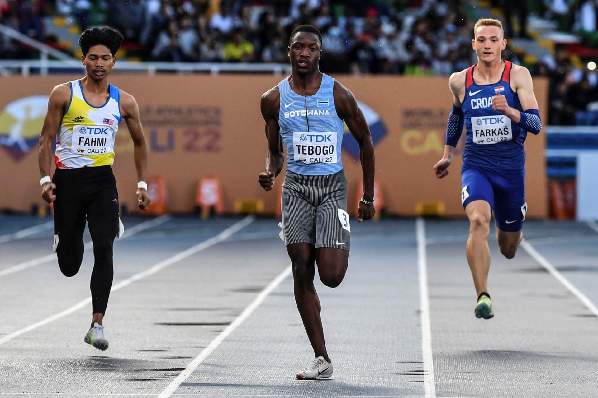 Con apenas 19 años, Letsile Tebogo rompió el récord en 100 metros y este jueves disputa la final por los 200 en el Mundial de atletismo en Cali. Imagen: AFP