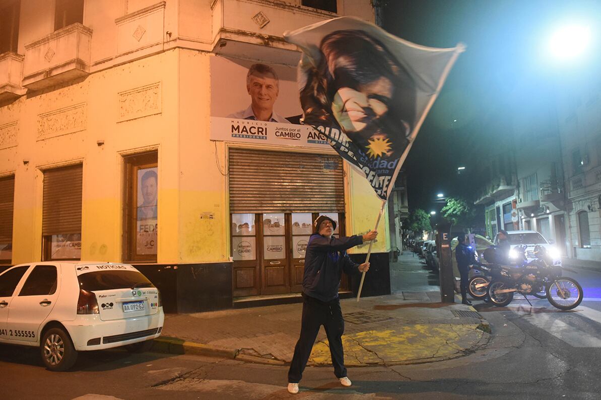 Un militante K frente a la sede de Cambiemos.