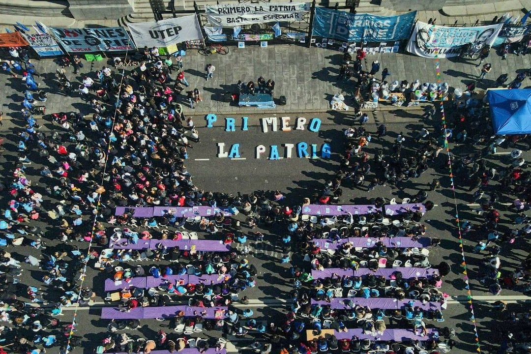 Barrios de Pie y otras organizaciones sociales realizaba este mediodía una protesta frente al Congreso para denunciar que el sector agropecuario "busca desestabilizar, generar un proceso devaluatorio"