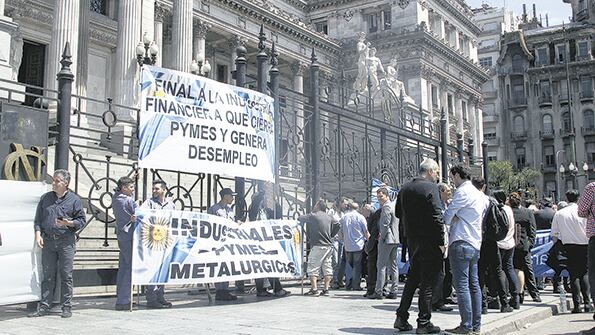 En el mercado informal las tasas que deben afrontar las pymes oscilan entre el 120 y 130 por ciento anual.