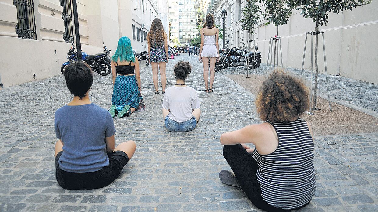 Seis de las denunciantes del profesor del Centro Cultural Sabato.