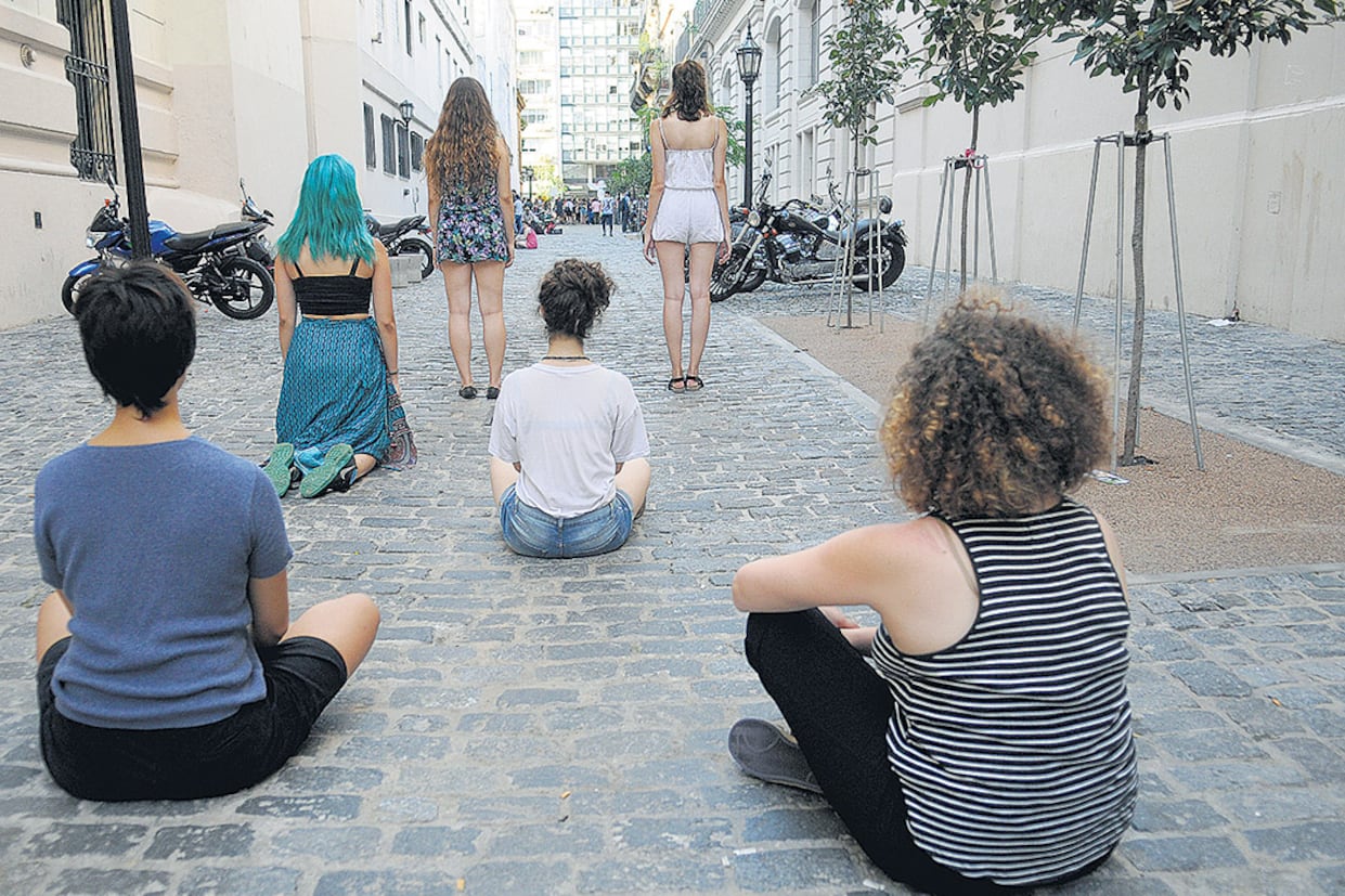 Seis de las denunciantes del profesor del Centro Cultural Sabato.