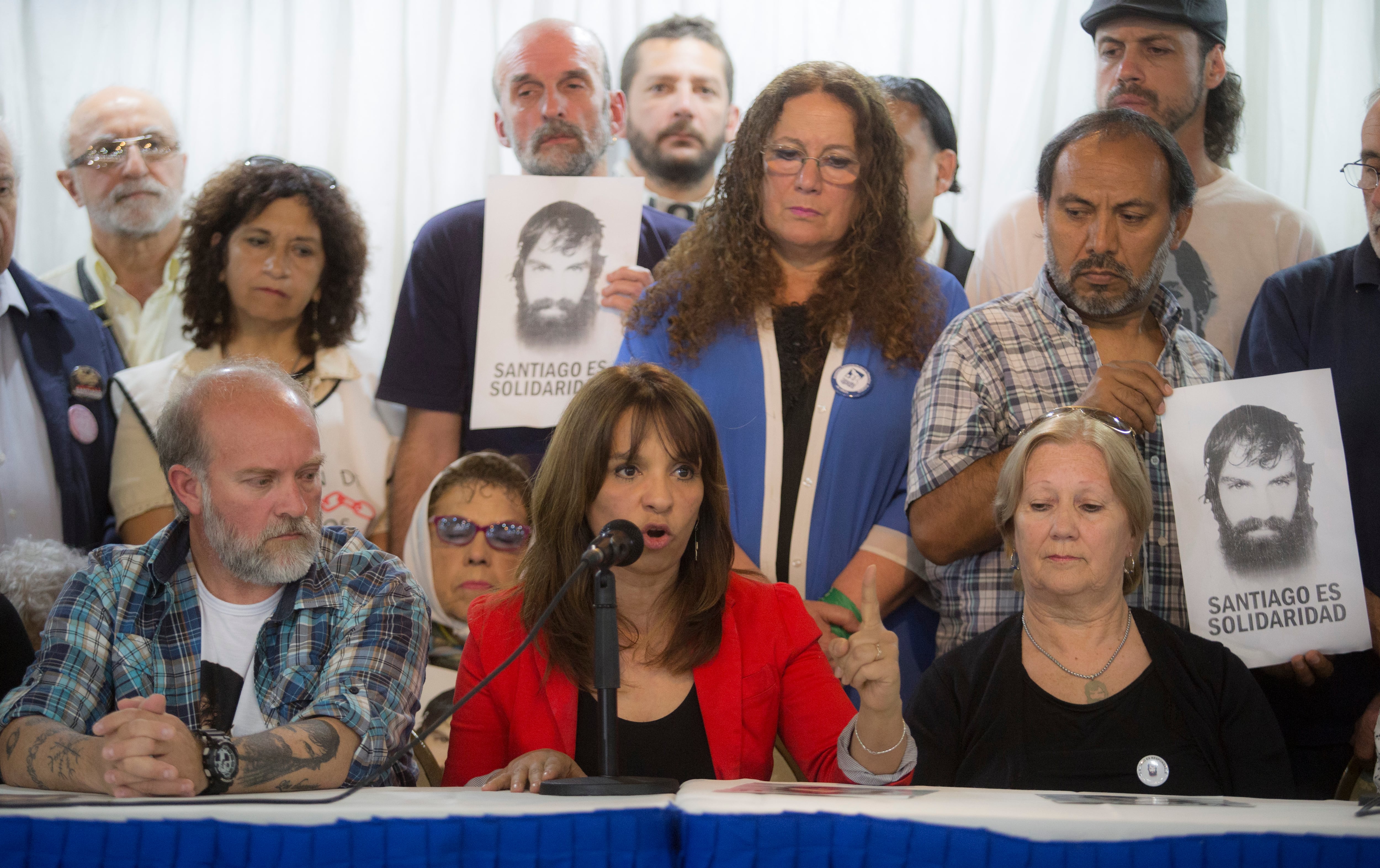 Sergio Maldonado y su madre Stella Peloso, entre ellos la abogada Heredia, en diciembre de 2018, cuando repudiaron el fallo que ordenó el cierre del caso.