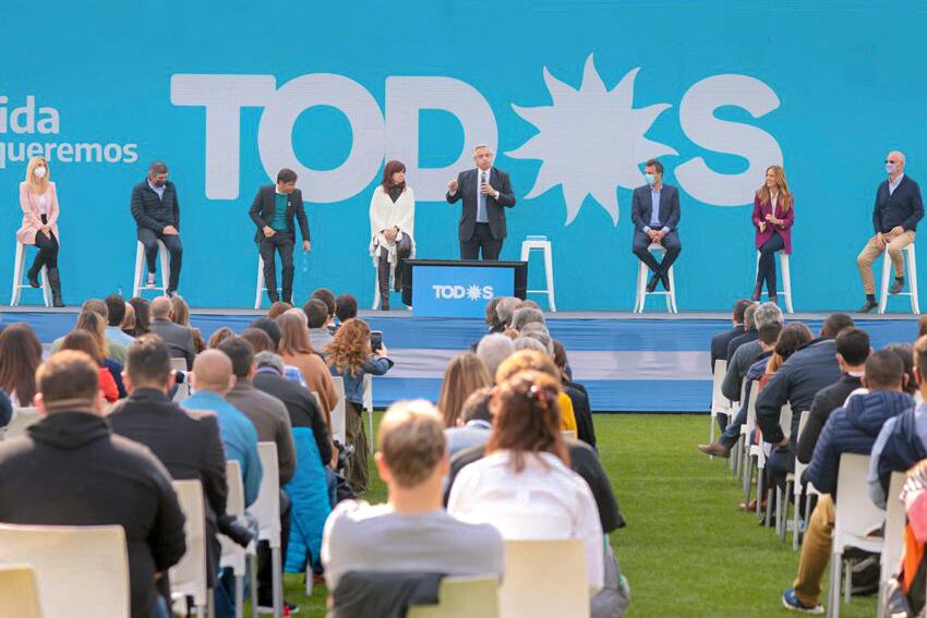 Alberto Fernández encabezó el acto en el estadio "Diego Armando Maradona".
