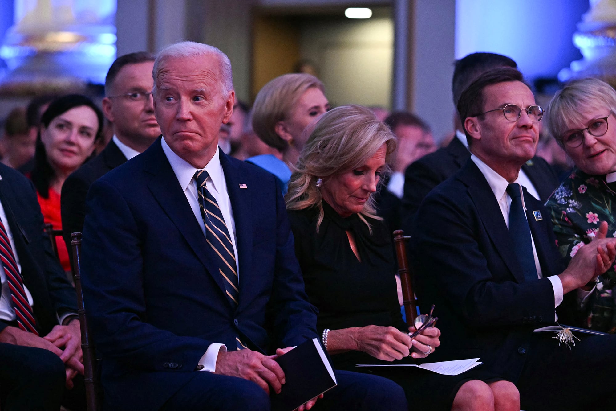 Biden (izq.) y su esposa Jill participan de un evento en Washington.