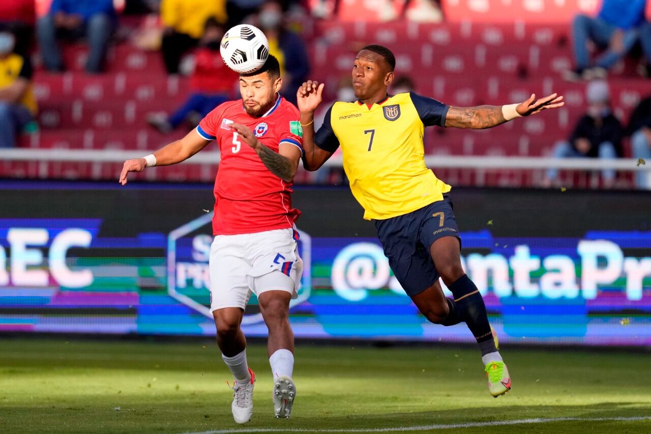 Pervis Estupiñán (Ecuador) disputa la pelota con Paulo Díaz (Chile).
