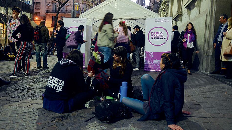 Hasta el viernes, en la carpa se desarrollarán paneles, charlas, clases abiertas y actividades artísticas.