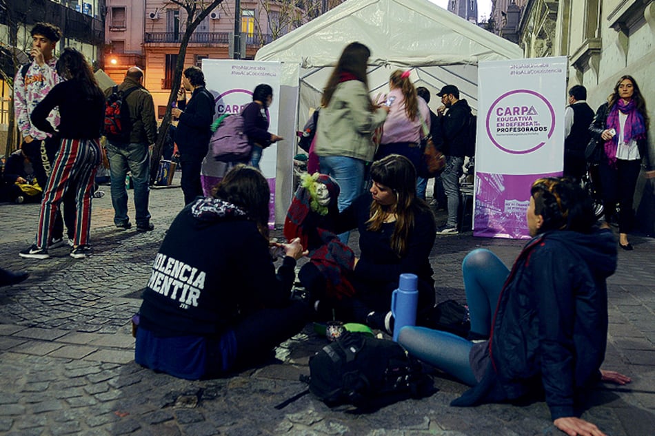 Hasta el viernes, en la carpa se desarrollarán paneles, charlas, clases abiertas y actividades artísticas.