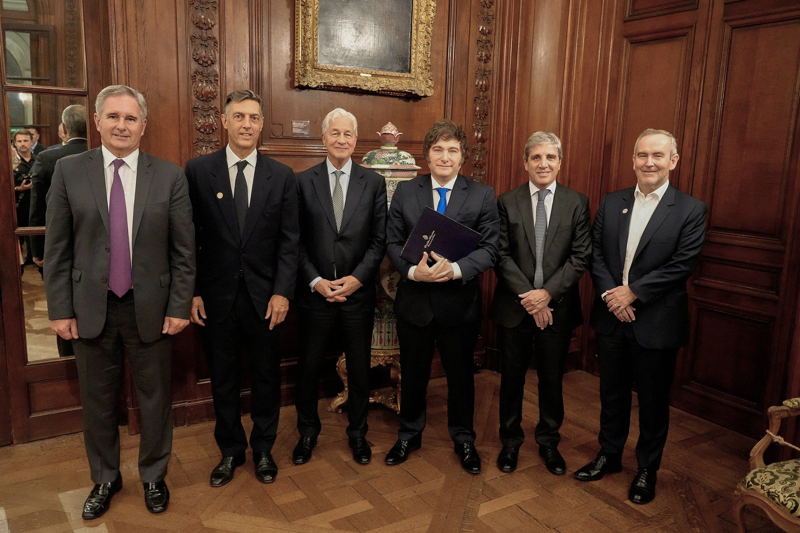 Javier Milei y Luis Caputo junto a directivos del JP Morgan.