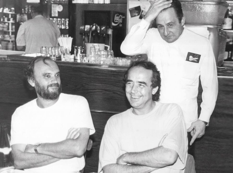 Fontanarrosa con Serrat, sentados en El Cairo